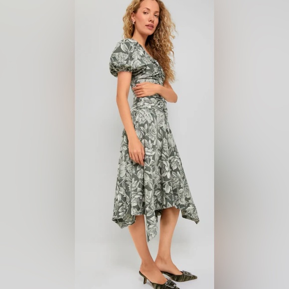 NWT Moon River Floral Gathered Puff Sleeve Dress
Size M more like a Size Small - Picture 2 of 9